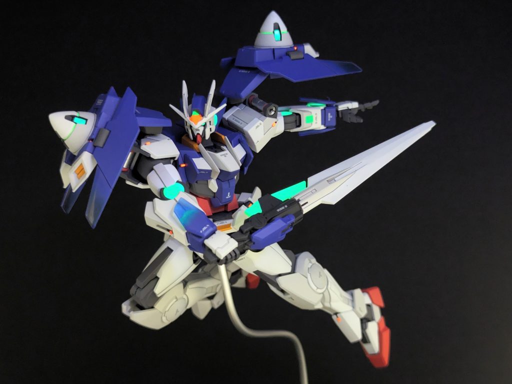 蛍光塗料使用ヶ所✨は、ダブルオ機体おなじみの緑丸パーツ、額赤パーツ、各センサー、GNドライヴと、やっぱりダブルオー機体は蛍光塗料が映えいいね😍👍