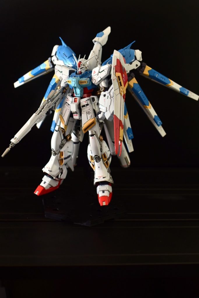 しいて設定を付け加えるのであれば、アムロの心情を汲んだファーストガンダムカラーとでも言いますか。