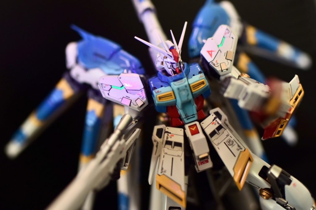 なのでアムロのパーソナルカラーとしてゼータプラスやリック・ディジェに見られるオレンジ基調のものや、ZガンダムやHi-νガンダムの白と紫のものやリック・ディジェ改やνガンダムの白黒がありますが、ファーストガンダムカラーこそがアムロの求めるものなのではと考え今回の配色となりました。