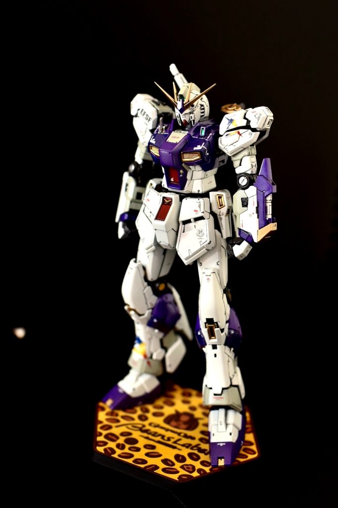 実物大νガンダム立像を実際に見たことはまだないのですが、取扱説明書のアップで見ると割と紫がかった色味なので挿し色を紫系統としました。