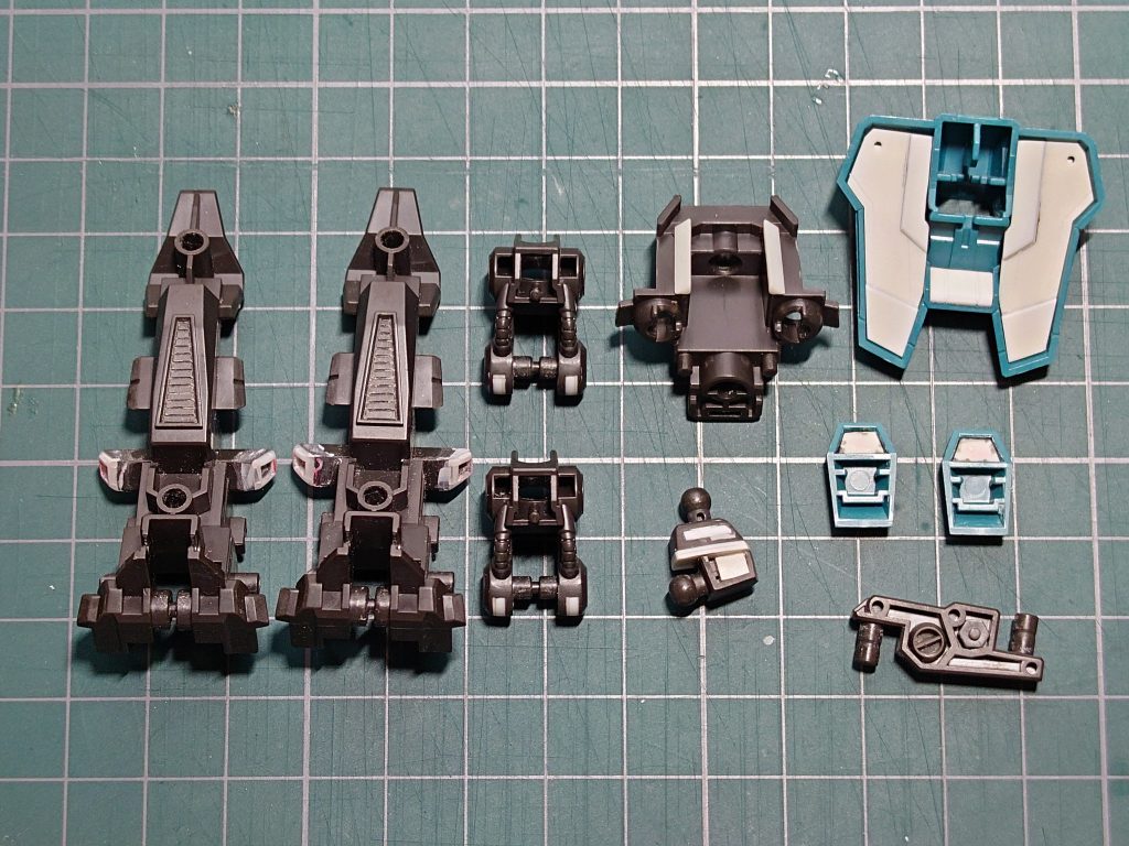 脛側面のスラスターはディティールが甘かったので1mm角棒で作り直しシャープ化。ヒザ関節、首側面、ヒジアーマーは肉抜き穴をプラ板で埋め。首は延長した分のスカスカ感をなくすため内部フレームの襟の部分の三角プラ棒を配置。リアアーマーも型取りしたプラ板でフタ。背部とフェーズドアレイキャノンを接続するアームは凹部分にプラパーツを埋め込みました。