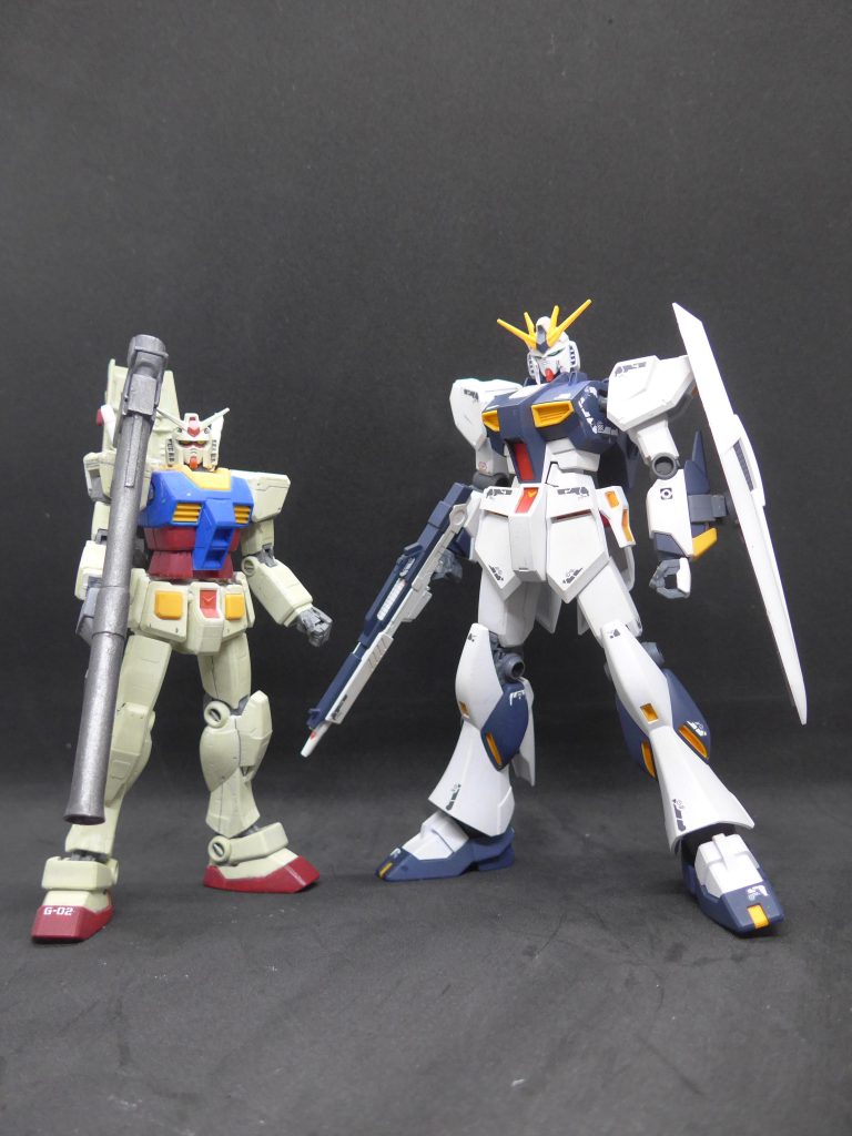 新旧ガンダムそろい踏みです。νガンダムデカいです。