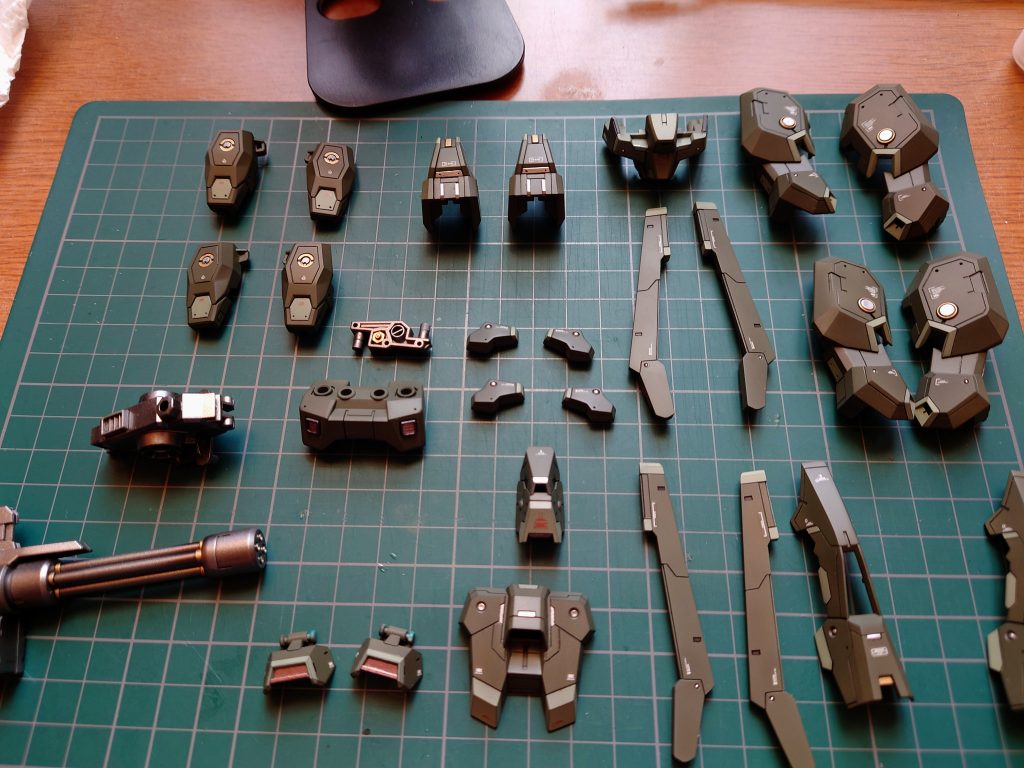 小さなディティールアップパーツやスチールボールは塗装とトップコートが終了してからクラフトボンドで接着。