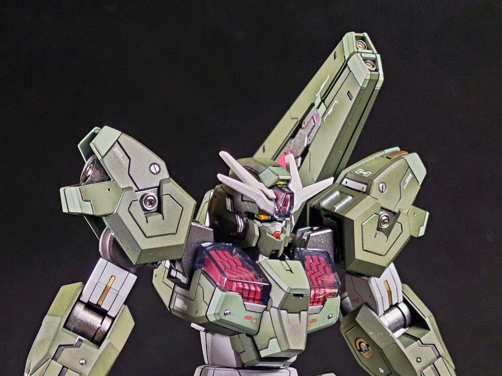 頭部のツインアイとセンサーは光を拾って目立つようにミラージュシールを貼ってみました。