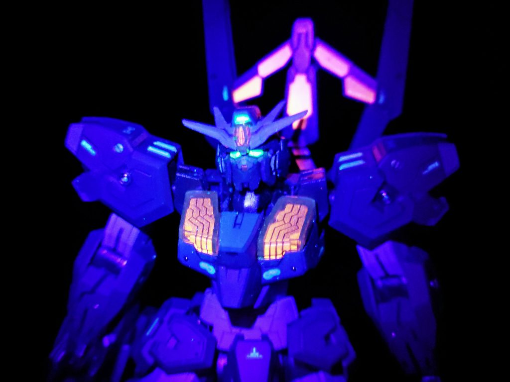 発光部は蛍光色を使ってるのでブラックライトに反応します。