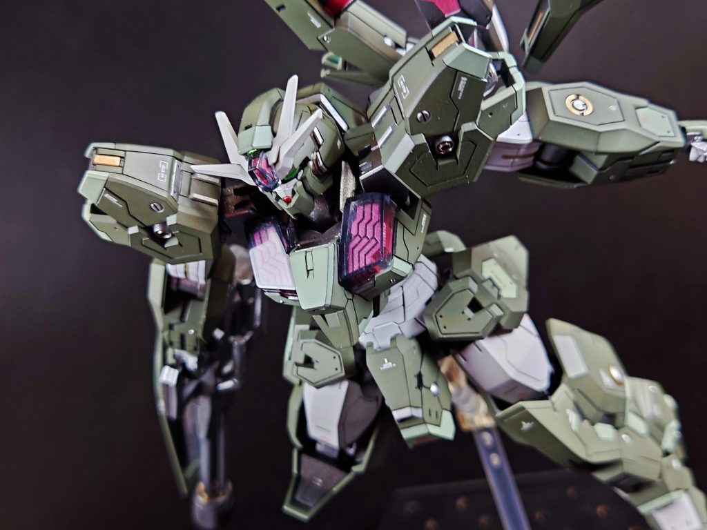 メインカラーの緑はガイアのヘキサダークグリーンでトーンの明るい箇所はクレオス MSライトグリーン。関節や武器はガイア スターブライトアイアン。白はベースホワイト。蛍光部はクレオスの蛍光カラーとガイアの蛍光エナメルを重ね塗り。差し色の金銀は4アーティストマーカーを使用。デカールは主にRBコーションデカールを使い、クレオス スーパークリアーIIIで保護してからスーパースムースクリアーでツヤを統一しました。