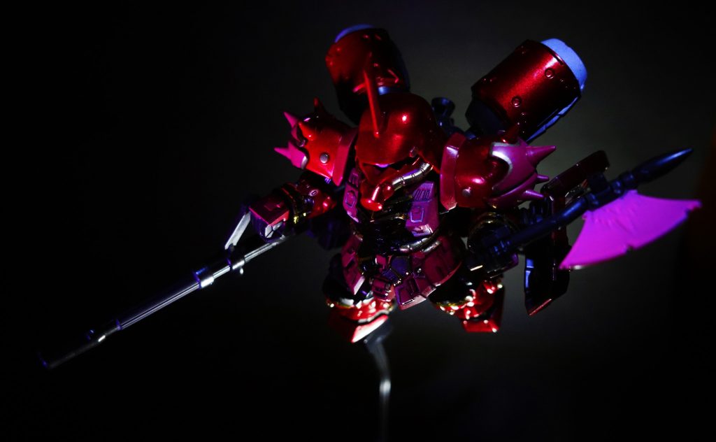 【ウラバナシ】●「おかしのまちおか」で1箱250円でたたき売りされていたモビリティジョイントを妻が見つけ、あまりにも可哀想な扱いに(?)妻が里親になることを決意。●保護されたのはアンジェロとその乗機、専用ギラ・ズールとローゼン・ズールでした。●SDはノーマークでしたので「アンジェロ・セット~」とかテキトーに作るつもりでいたら、うぎゃあ、とてもよく出来ているんですよこれが。開発陣はガチですね。●ローゼン・ズールはイルミネーション仕様で遊びましたが、あまりにもかっこいいこちらのギラ・ズールは、HGを作るようなつもりで結構ガチで塗装しました。●ガンマカのロイヤルメタレッドもガンマカエアブラシシステムだと非常に発色もよく、2回程度吹くだけでキャンディ塗装並の光沢と深み。その美しさを表したくて、撮影には2時間ぐらいかかってしまいました(汗)●アーティファクトph4入手できたので、それに取り掛かりたいのですが、完成品アップは、この煌”(ギラ)ズールが2023年のワタシの作品としての最後になると思います。●皆様、GUNSTA様、今年も大変お世話になりました。良いお年と良いガンプラを~