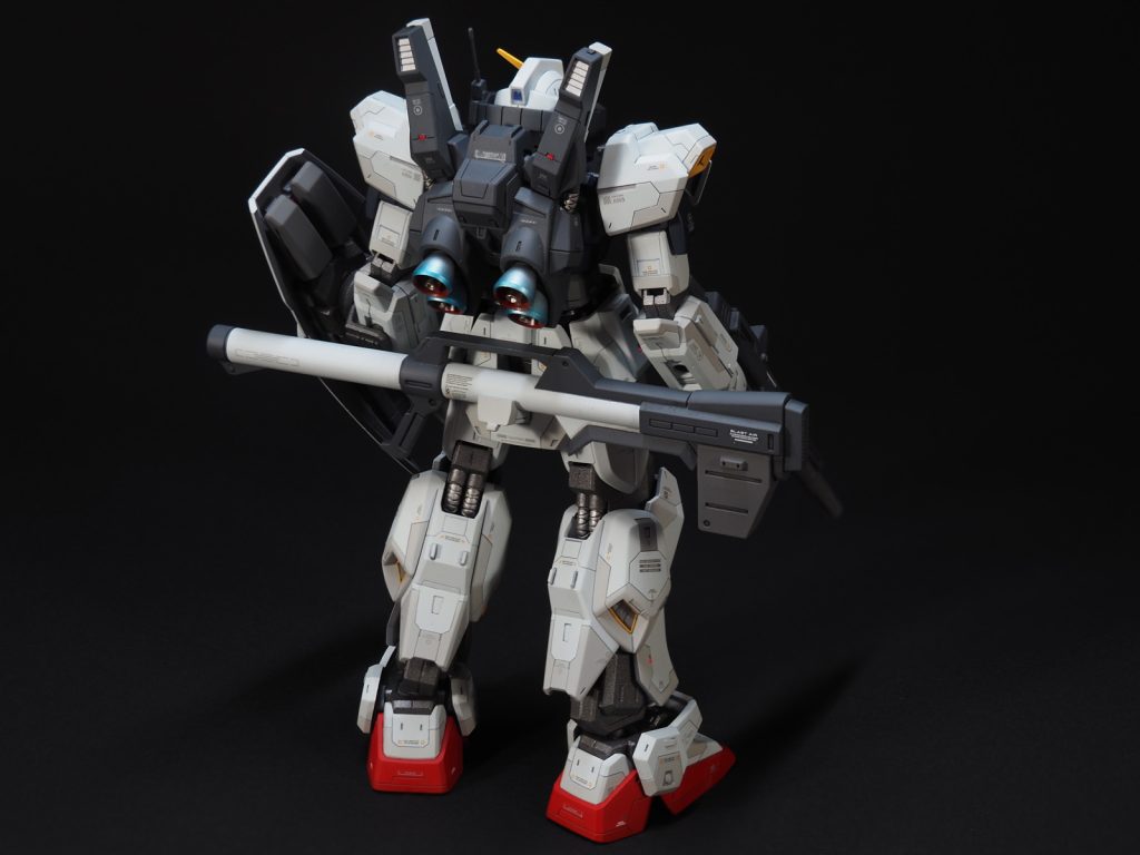 画像では全く分かりませんが、バズーカの収納と、ビームサーベルの収納部にマグネットを入れてあり、パチッと取り外しできるようにしてあります。