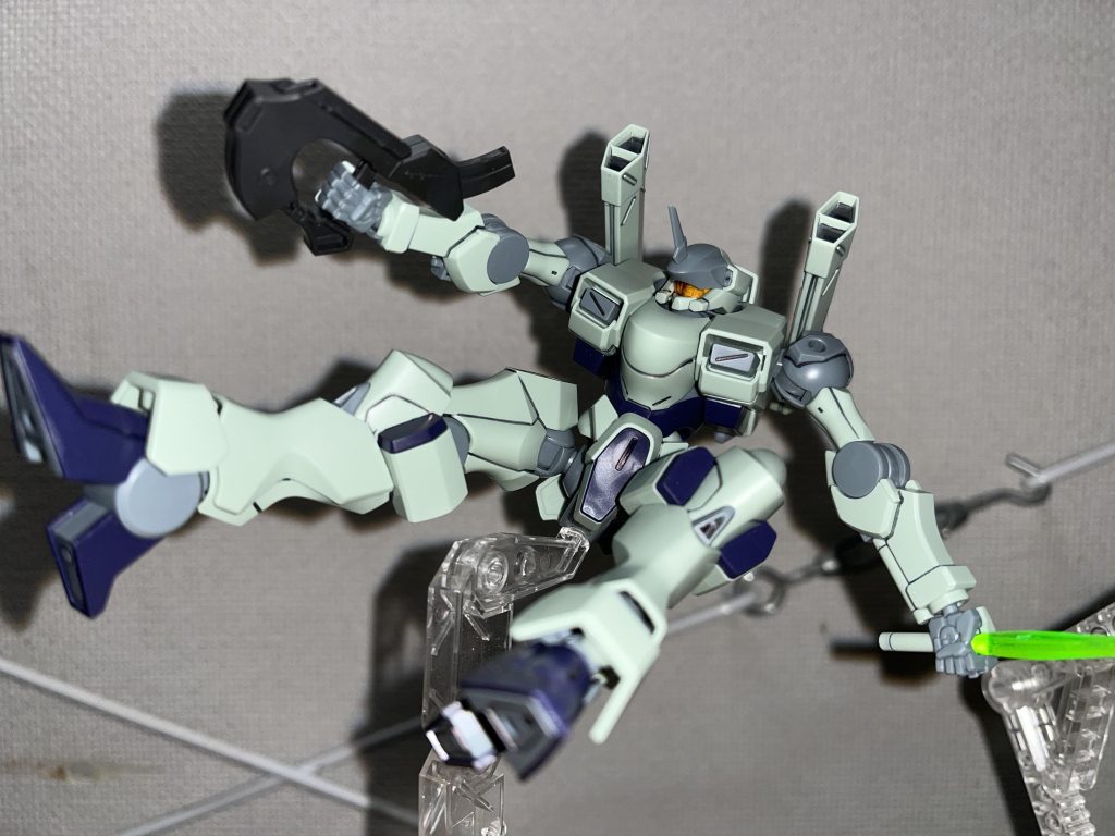 腰回りの可動が素晴らしい!前後へのスイングが大きく出来ます!腰に対して、上半身の角度がかなり自由が効くので、突撃や後退の雰囲気とかが出しやすいと思うの!あ、この写真はブースターを前に吹かして、急減速してるイメージです。雰囲気が伝わってないですが……いきなり矛盾してるやん!