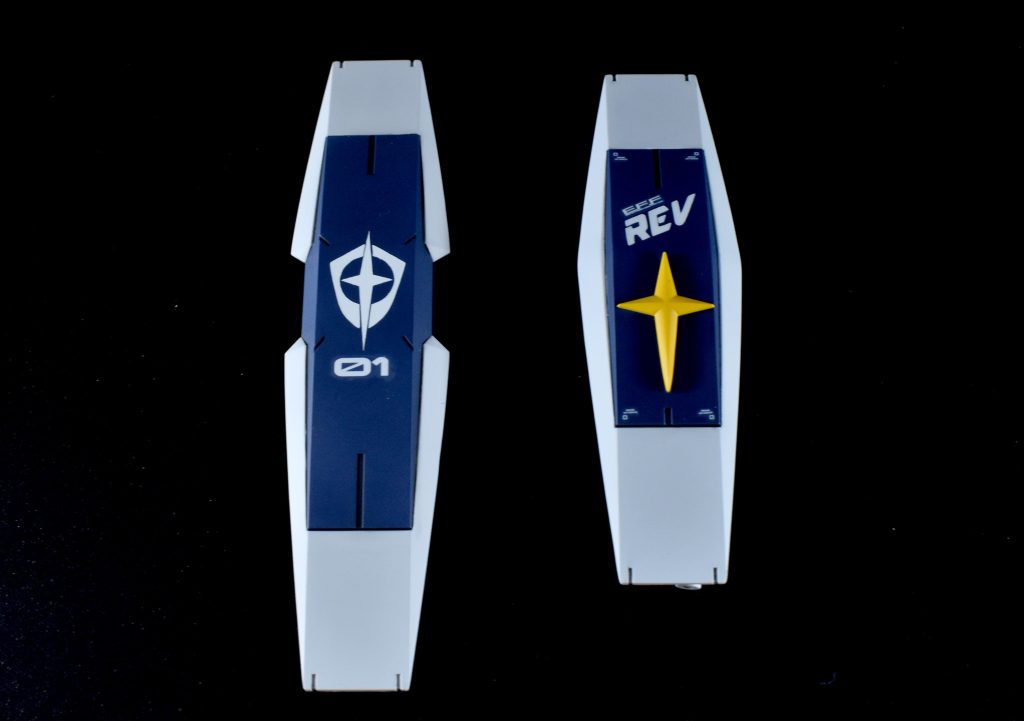 シールドベースのシャルドール改から切り詰めて小型化しています。また裏面に予備のサーベルを追加したほか、腕部への接続方法を変更したので、より自由なポージングができるようにしています。