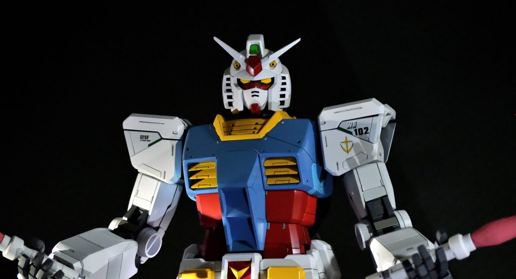 せっかくなので、アップ写真を。格納庫風景とは違う雰囲気が出ましたでしょうか？ライトは3方向から当てています。握力は全くないので、ビームサーベルは、マスキングテープで張り付けています。