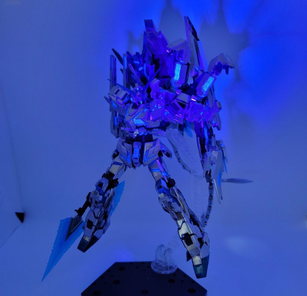 全身に蛍光素材のクリアパーツがあるからこれも撮らないと