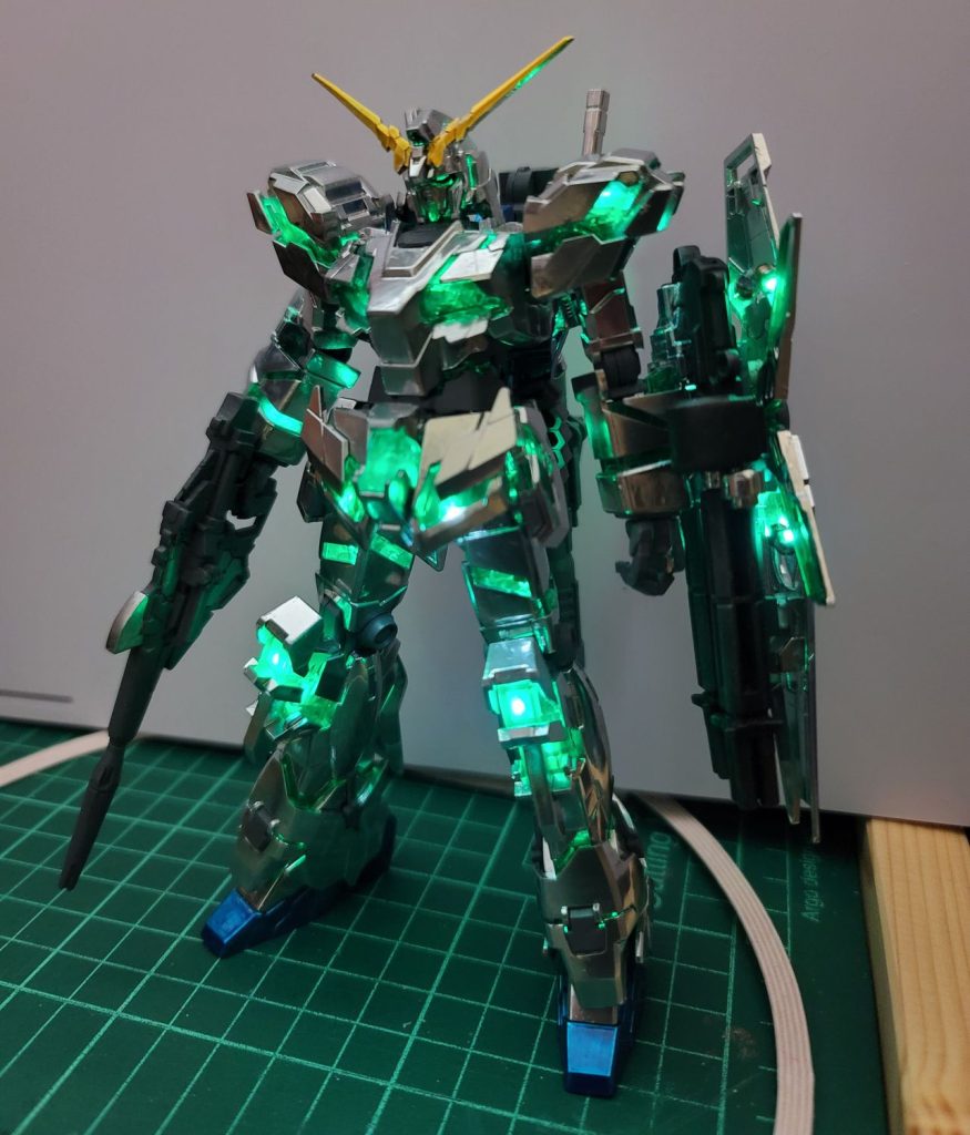 ユニコーンモードからバズーカを借りて完全武装LEDランプを入れる話に戻りますが無改造で入れる空間があったのはせいぜいバックパックや足の一部だけで全身隈なく発光させるためには内部構造をギリギリまで切り飛ばして空間を作る必要がありますそれでも無理な場所、例えば腰やシールドなど薄すぎる所などは目立たないところに仕込みましたスカートの中には8個も入れました///