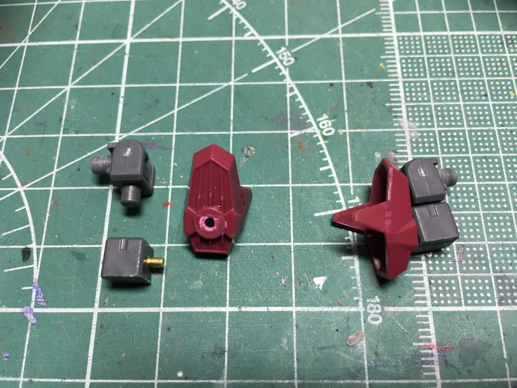 　ここからは工作パート。肩のリアクターユニットの可動部はHGBC パワードアームズパワーダーの1軸関節と軸受けを使って外側+上方へオフセット。軸受けは1.0mm真鍮線で軸打ちして接着。