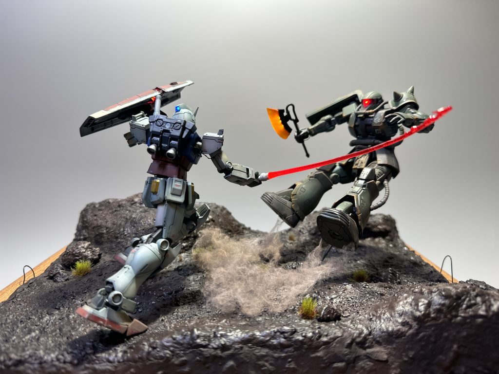 ガンタムの頭部と盾はRGにしています。ビームサーベルは100均のおゆまるで曲げた状態で型取りして100均の2液接着剤で作成しています。 ドアンザクのヒートホークの発光部分はプラ板で型取りしてレジンで 作成しました。ガンダムの盾にチップLEDを入れて100均の2液接着剤で作成しています。💦