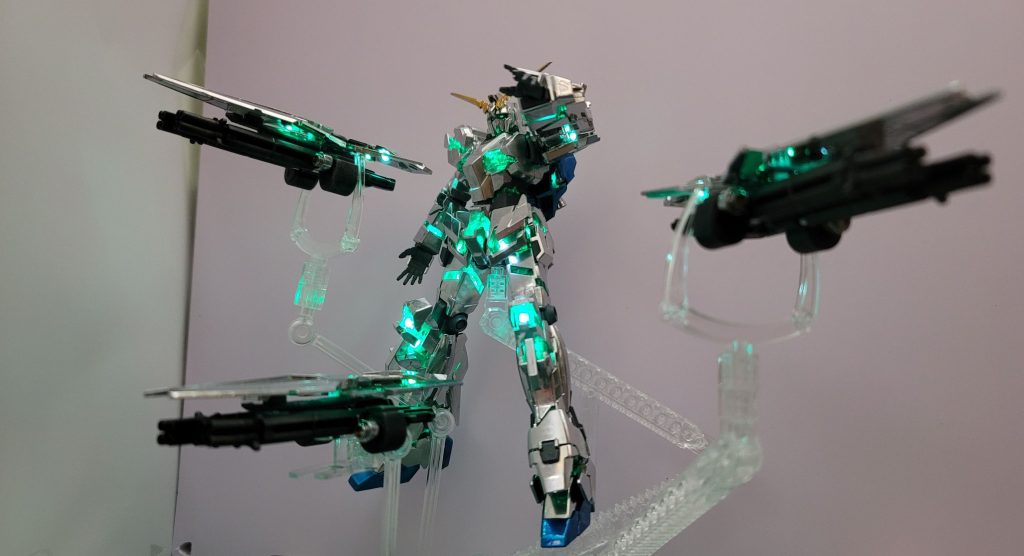 シールドファンネルフルコン付属のスタンドは自由に角度を変えられないのでアクションベースのアームを使用使ったLEDランプの数は赤の方だと45で緑の方はシールドが2枚多かったからそれ+8あと固定シールドもキットに入っていたから一応それも制作してさらに+4つまり緑の方にはLEDを57個使いました両方合わせて102個使ったわけですか...