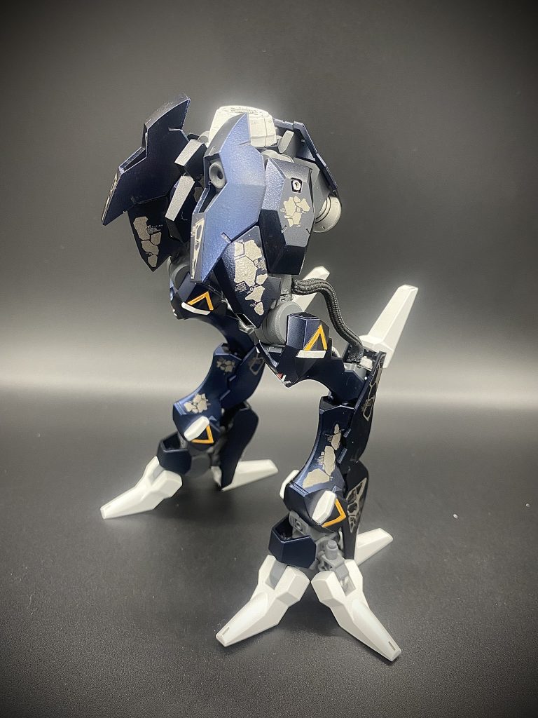初めての逆関節に挑戦しました。上手く自立させる為のバランス調整が大変でした。
