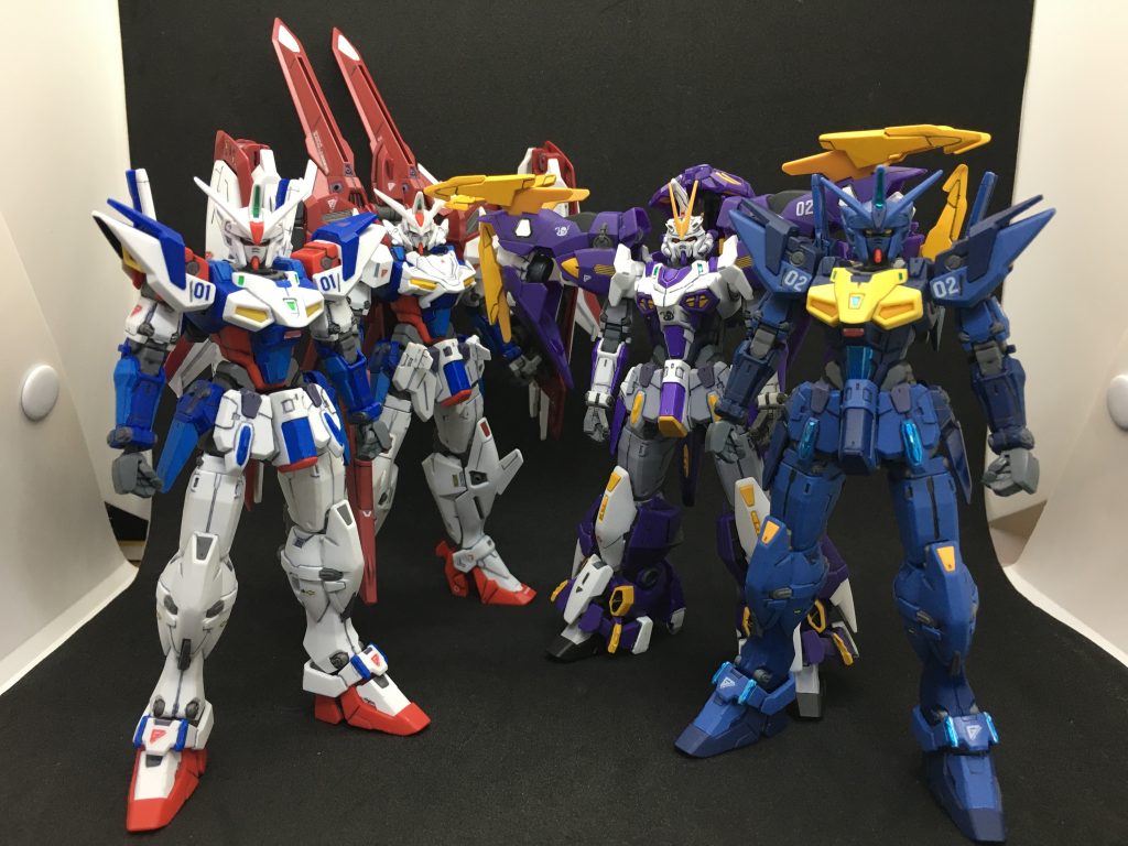 　我が家のジェミナス大集合で〆。ジェミナス02もアスクレプオスもなんか再販かからないですね...　塗装はガンダムマーカー中心です。L.O.ブースター特有の部位で赤紫が余りしっくりこなかったので、リゲルグ/ゲルググ改製作時に余っていたあずき色で塗り替えました。結果的に旧1/144キットの完成見本のイメージに近い色になりました。　また過去のジェミナス系列と同じくディテールごとの塗り分けパターンなどは統一しています。あずき色＝Mr.水性ホビーカラー　赤2号(あずき色)青＝ガンダムマーカー　ガンダムブルー水色=同ライトブルーグレー1＝同グレーグレー2＝同メカグレー緑＝同アイグリーン黒＝同ブラック　キット付属のものや過去のジェミナス系列で余ったマーキングシールを貼り、仕上げにMr.水性ホビーカラーつや消しを吹いています。