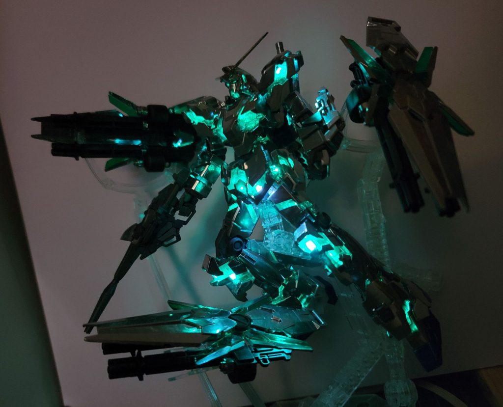 シールドファンネルを周囲に浮かせながら前進の図まぁ、いくつか失敗してジャンクにしてしまったやつもあったから110個くらいは消費したと思いますこのLEDランプは1個で3RMB=約60JPYなんだから......間違いなくガンプラキットよりは金かかっていたなぁw