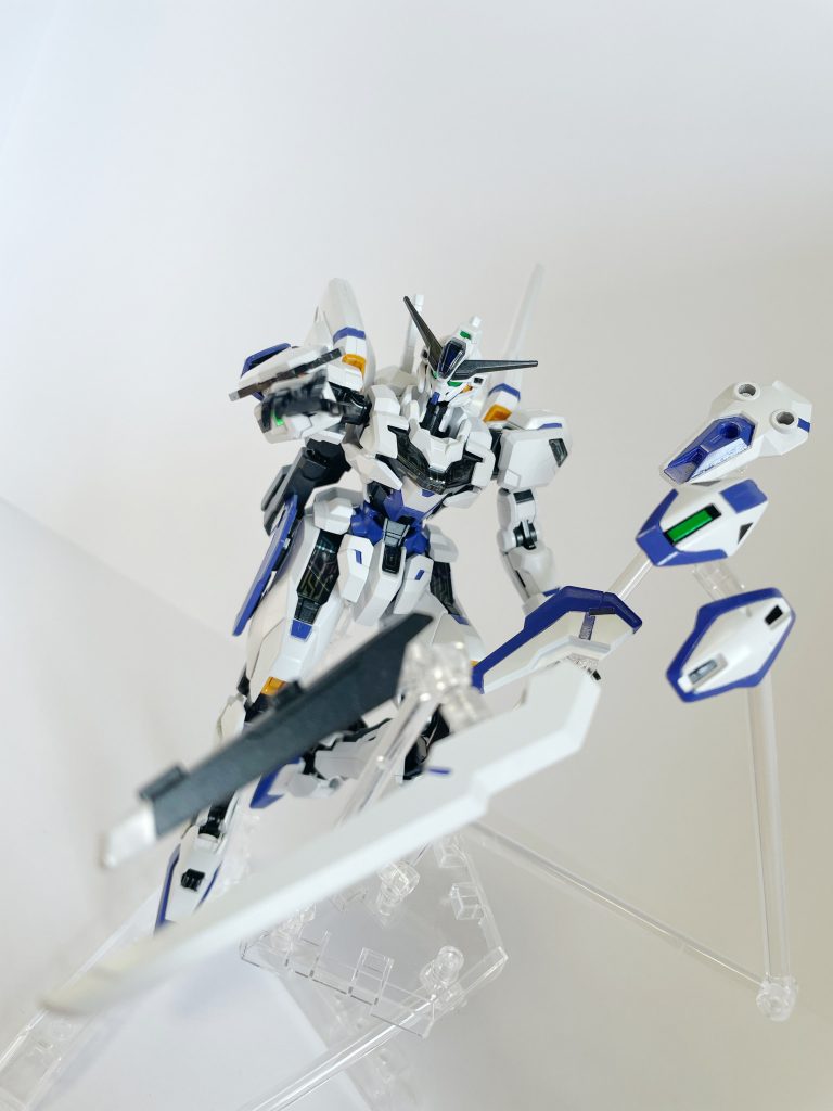 エスカッシャンGUNDフォーマットによって真価を発揮する次世代群体遠隔操作兵器システム。全ビットが自律飛行・ビーム射撃機能を有しており、多角的な攻撃を単機で行うことができる。また、防御の際にはビームを遮断するフィールドを発生させる。