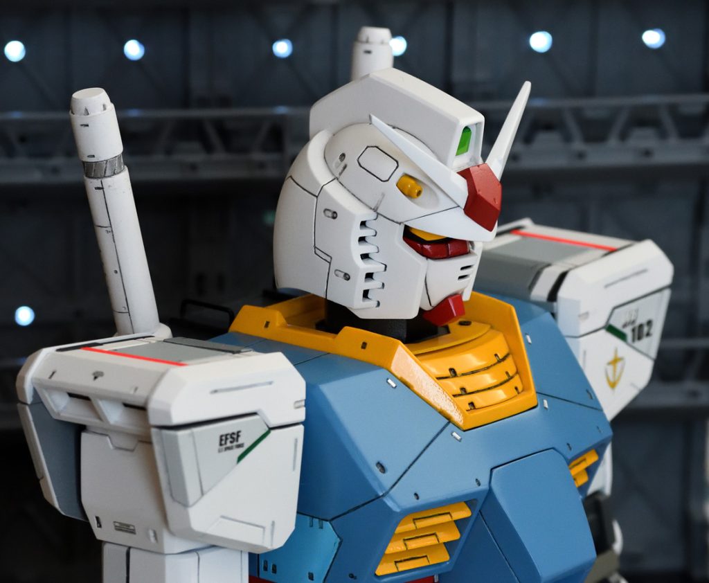 左前からのショットです。肩はUNLEASHED風で、肩アーマーも少しアレンジして作ってみました。肩前後アーマーは、上下で分割したら、それらしい大型感が出ました。アーマー下側に斜めに分割線を入れたところ、デカールを貼る面が狭くなり、イメージしていたサイズが貼れず。難しいものですね。