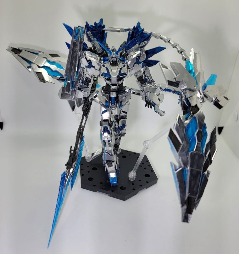 個人的にお気に入りのポーズがこれこれの撮影に何がダルかったと言えば手に取ってポーズをいじったら毎回どこかのサイコフレームを気づかないうちに閉じてしまうことフロントスカートとか、アームドアーマーDEとか、胸の辺りとか