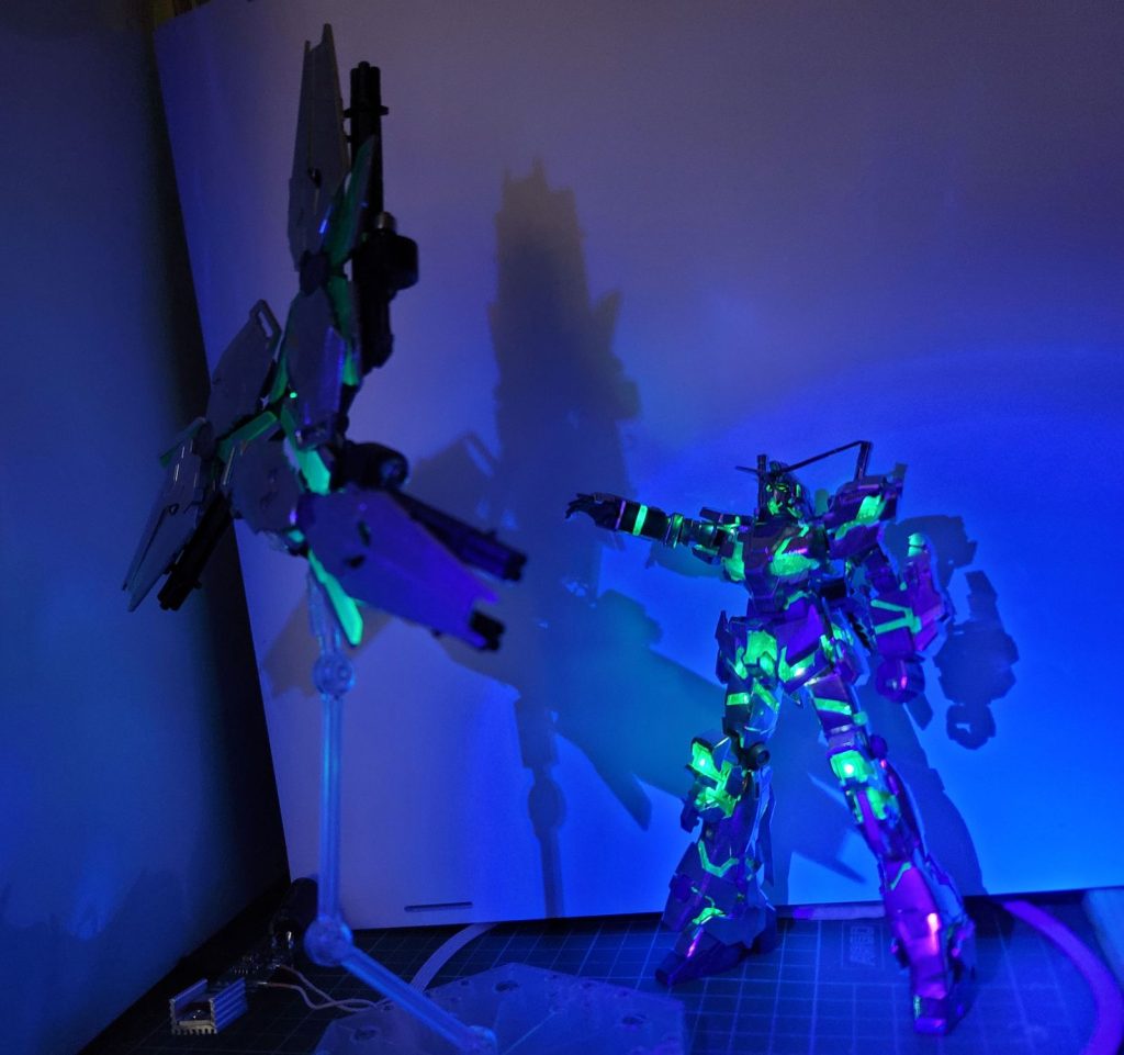 私が勝手にロー・アイアスと呼んでるやつシールドの発光はいまいちだからここはブラックライトも使いました7枚揃うためには最小限フルコンもう1箱が必要なんですがさすがにネタのためだけにそこまではやりませんもしこの先フルアーマーユニットが2セットも必要になったらやってみるかな……