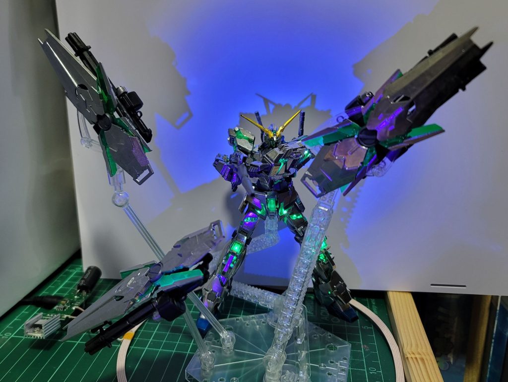 シールドファンネルを3枚重ね状態から分解させてすぐビームマグナム狙撃の図ちょっと伝わりにくいかもでは以上ですマーカー塗装はこれまでにしようと思う……が毎回そう思って4機も塗りましたアングルで誤魔化した、上手く塗れなかった細かいところは実はいくつかあります赤のユニコーンは何年も前に買っておりクリアパーツを生かした電飾改造をしようかと思ってたけど手足にどうやって配線するか、答えが出ないまま数年間放置していましたそんな中で上記の製品を見つけて、さらに緑ユニコーンも買って今年でようやく製作開始して、年末ギリギリなところで完成したわけです「クリスマスツリーみてぇなガンダムだなぁー」と思ってこの日にうpすることにしましたポケ戦以外のクリスマスネタもいいでしょ?まぁ人によってはクリスマスツリーというより「ゲーミングガンダム」な感じかもしれないけどさぁ次に何作るかは未定です一応控えの案はいくつかあるんだけど少し休んでからにしようかなそれでは皆さん良いガンプライフを ノシ