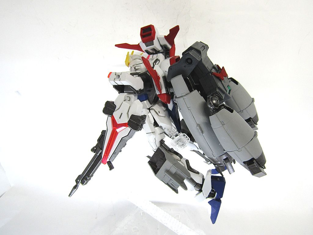 ちなみに後ろから見るとアウンリゼアーマーを虐待しているような感じに(TAT)FTBC AUTUMN に投稿していたので、ガンプラ縛りにより、目隠しマスクが用意できませんでした。ランナータグで頑張ってアイマスクっぽいのを作成していましたが、MS形態の時に付ける場所が無かったので諦めました。