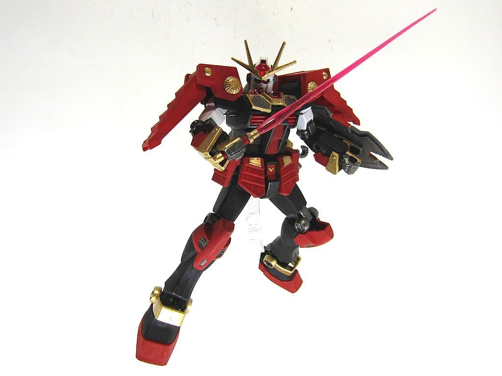 ビームサーベル。何となく、リオは実体剣よりビームサーベルかと思い、EGガンダムのサーベルをそれっぽく塗りました。 ホルダーはジャイアントガトリングの三脚基部を削って作成しています。