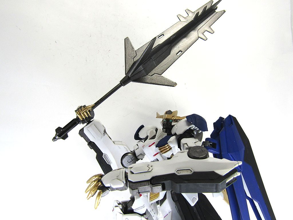 メイスで殴打!フェイスを黒くしたので、主人公機ぽくないですね。