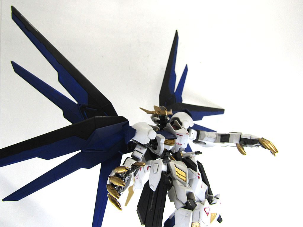 いかがだったでしょうか?ヒロトのリベンジチャンプ!な機体をイメージしてみました。鉄血世界でもギリ存在可能なあたりを狙っています。メタバースでは、チャンプではない方の大人げないプレイヤーがアメイジングな機体に乗っていましたが、さすがのギミックだったので、ヒロトがこの機体で戦っても勝てなかったかな?と思ってしましました。