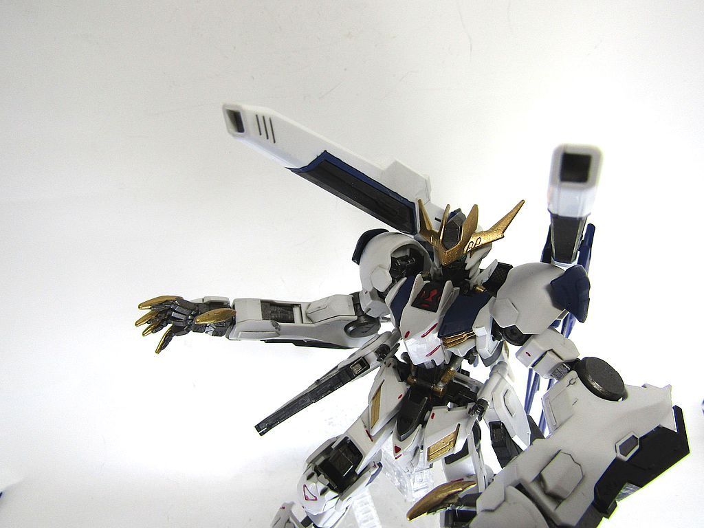 バラエーナプラズマ収束ビーム砲!相手のラミネート装甲をひっぺがしてとどめっ!って感じかと。