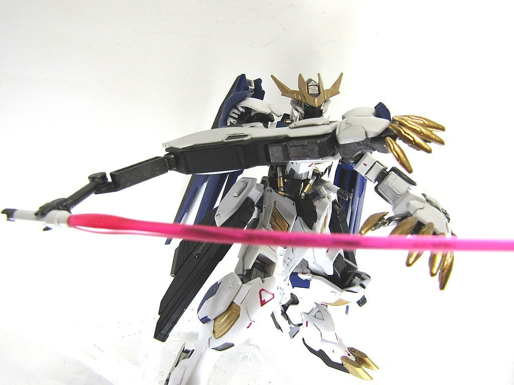 ラミネート装甲が無い部分があればすかさずサブアームからのビームサーベル!