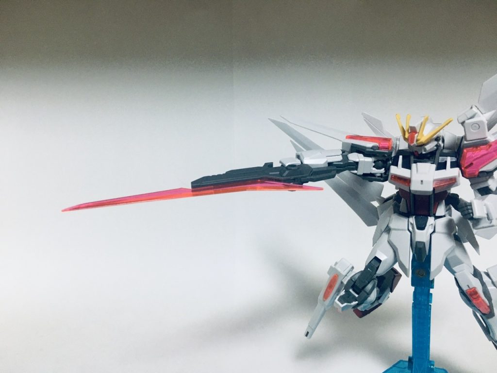 専用のビームライフルからビームの刃を展開した状態です。