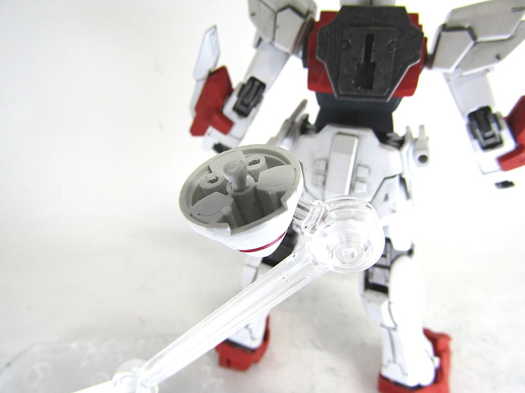 ビルドバーニングのバックパックの前後を逆にしてランナーを削ったアダプターではめれるようにしています。