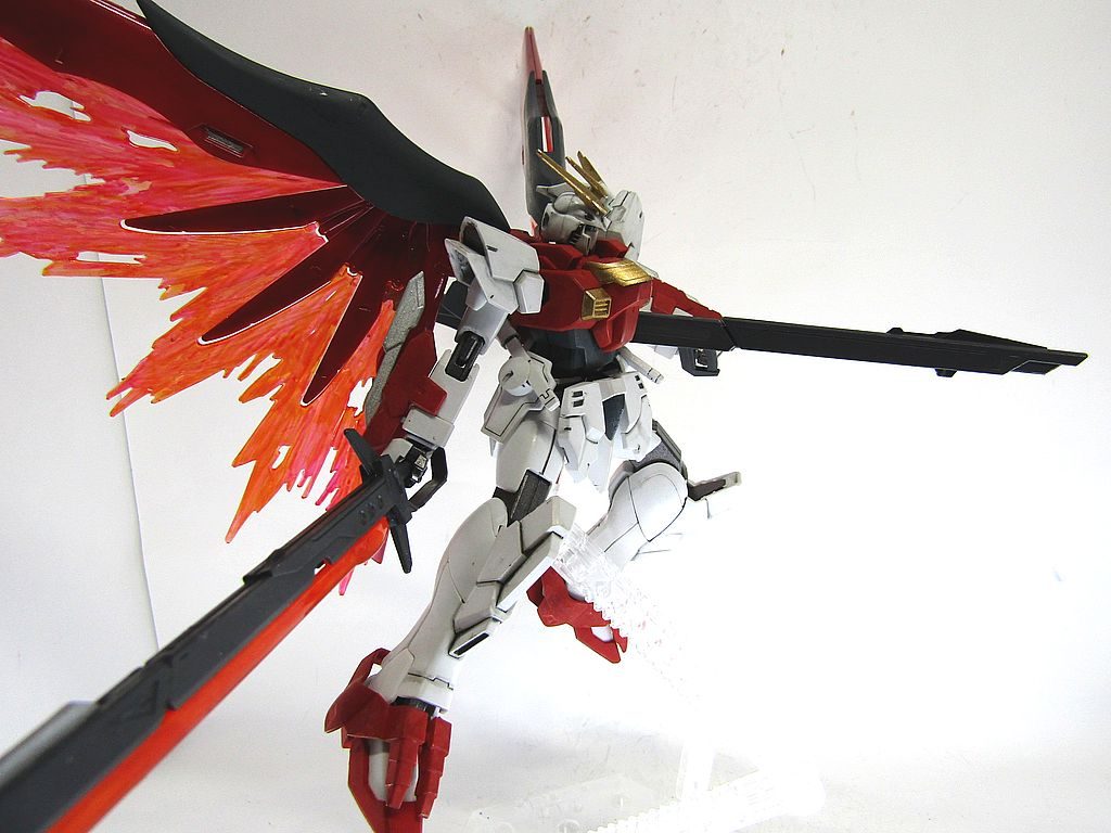 超威力のデュートリオン砲これらを武器に謎のDGM(デビルガンダムモビルファイター)と戦い抜きます。
