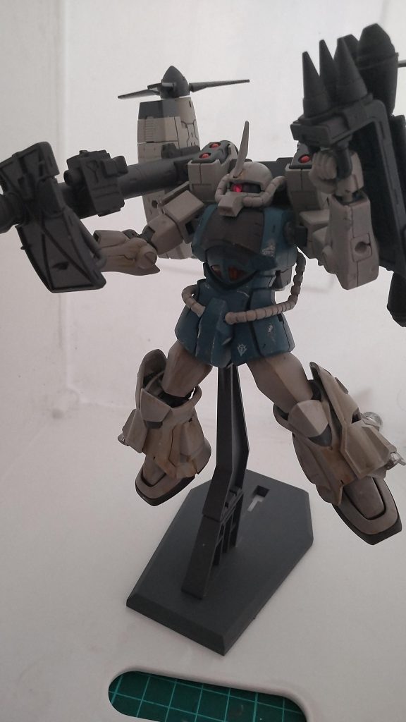 初めての汚し。やってるうちに楽しくなって加減が分からなくなった…元々の可動域、得物、背負い物のせいでポーズの幅も少なく、立たせると腰が抜ける。