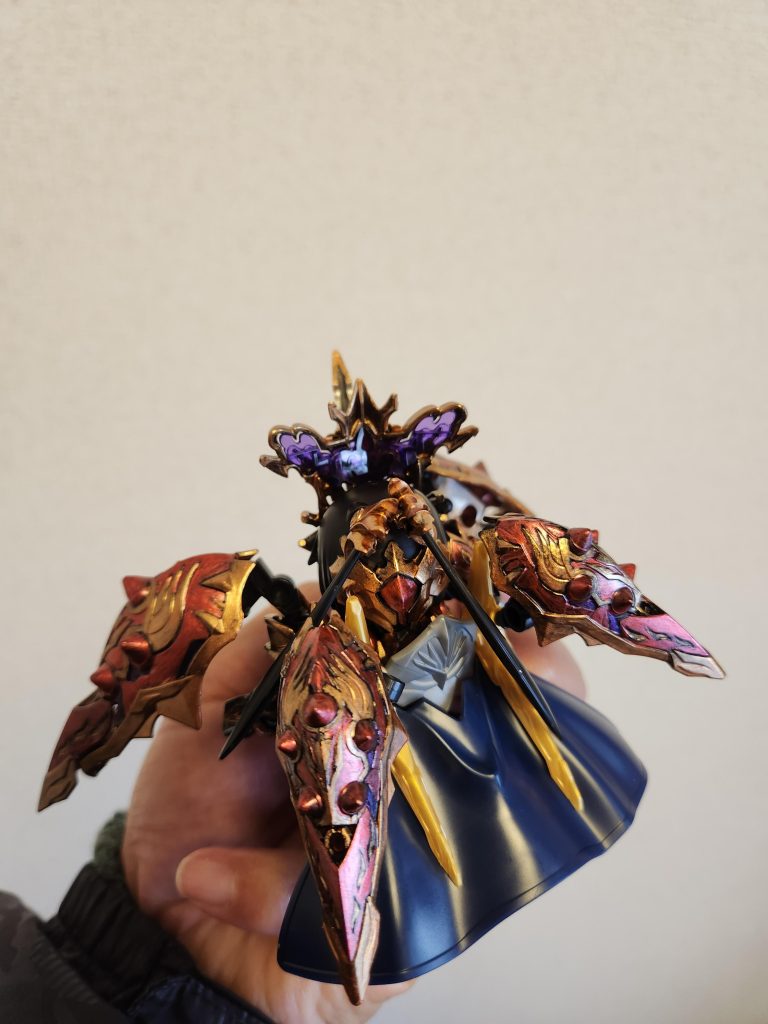 3体購入したアーサーガンダムマークIIlの部品(マント部分)が余っていたので装着してみたら豪華な感じに見えた。塗装を何色にしようか検討中。 