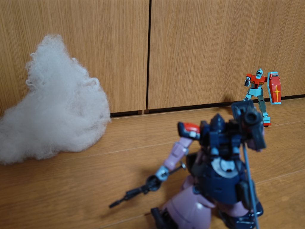 ガンタンク「ﾔﾗﾚﾁﾊﾞｧ！」ガンタンクを見たジムが攻撃！