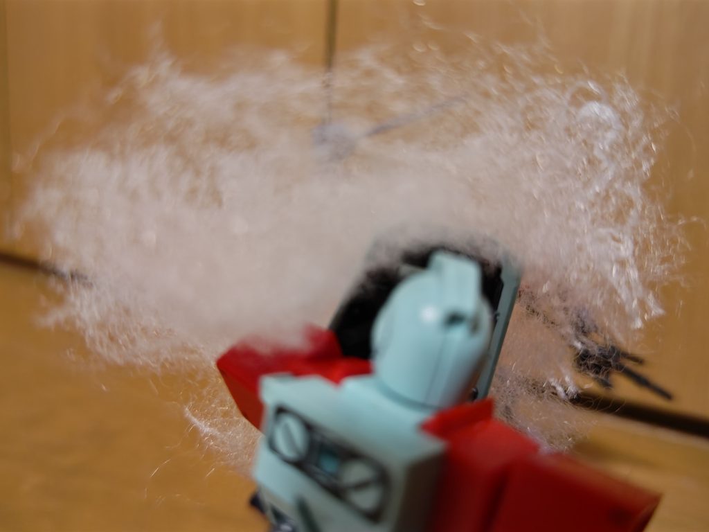 ジムはシールドでバズーカを防いだが…！