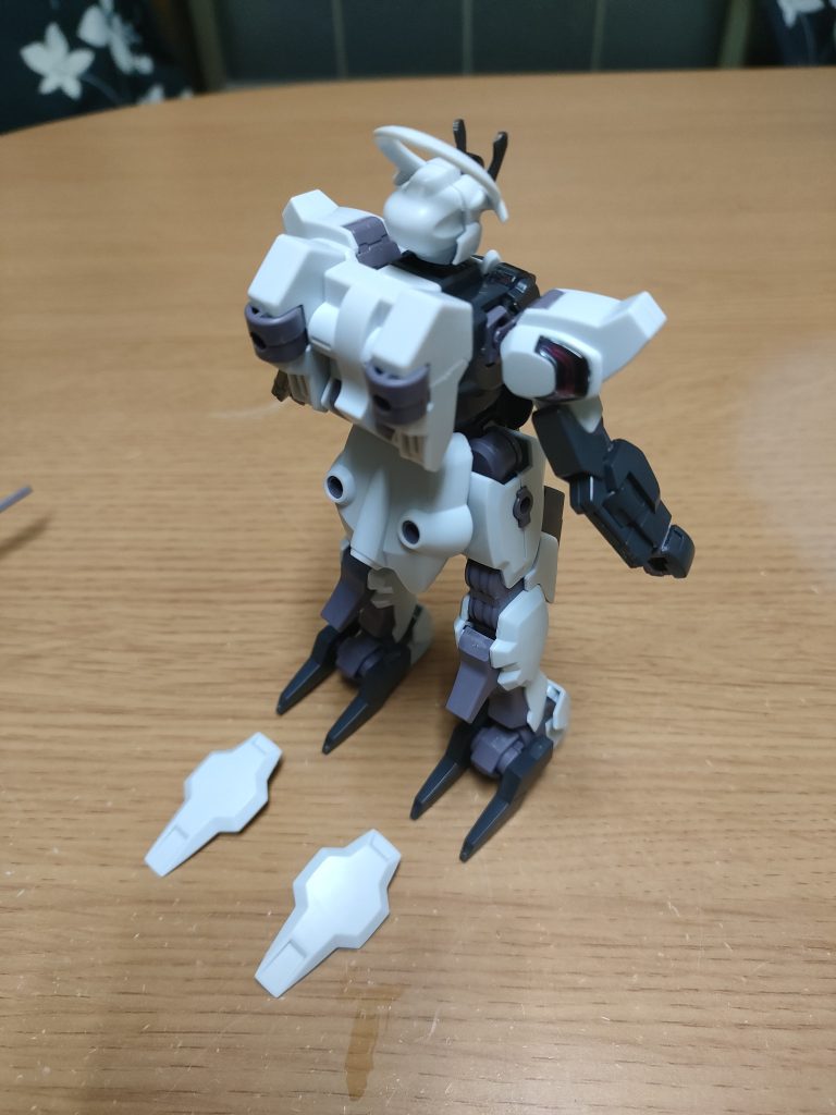 リア。バックパック、腰部、大腿部のハードポイントはガーディアン以外も取り付け可能と拡張性が高く、ジェターク社の高出力も相まってペイロードの高さを保障する。蹄型の足は爪型の踵のの可動で安定性抜群!