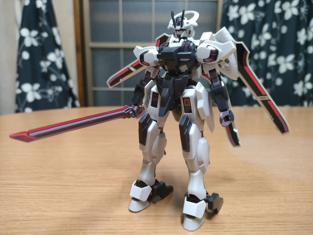 背面に翼状に展開。