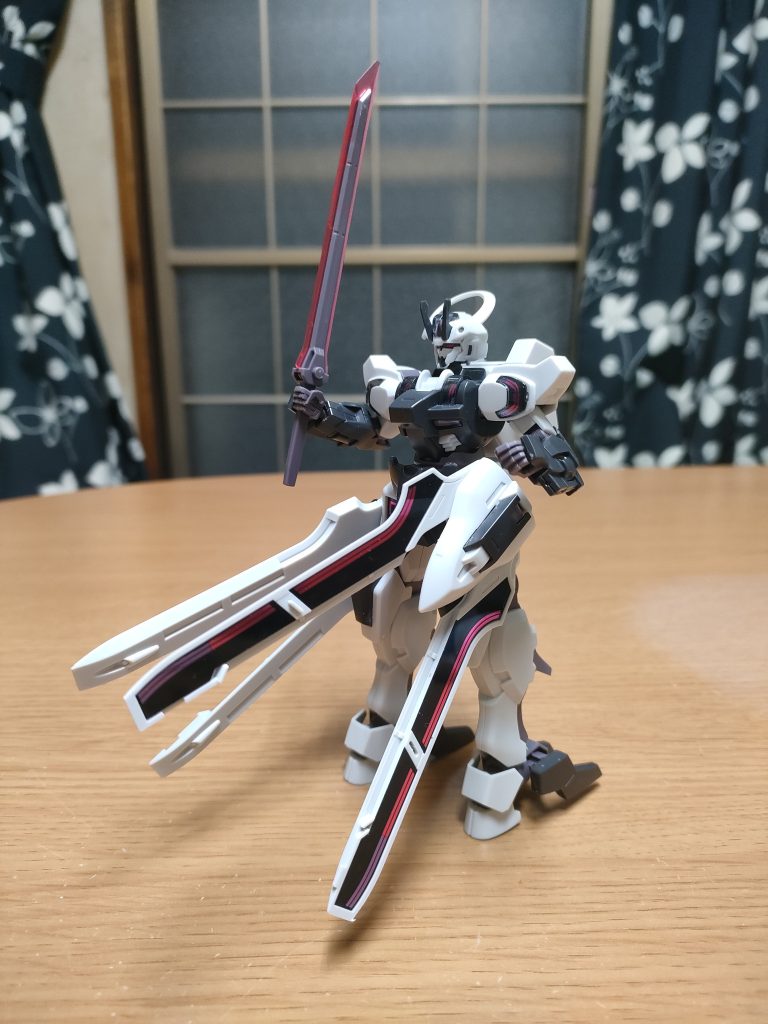 大腿部のスラスター外してハサミを突き出した展開も可能。