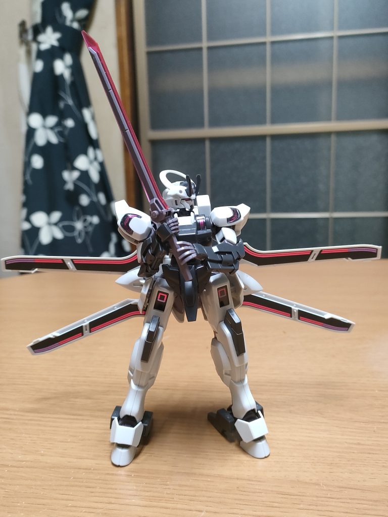 両手持ちと腰部背面に展開した構え。