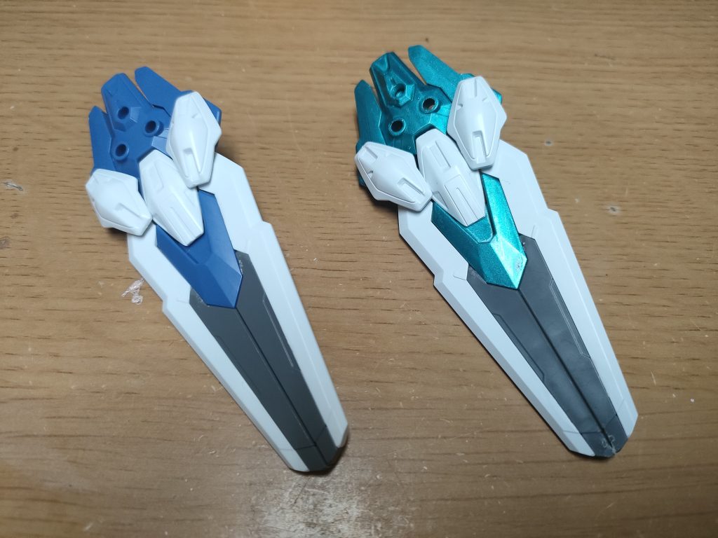 エスカッシャン。左はエアリアル改修型でそれを参考に四基を青竹色で塗装。