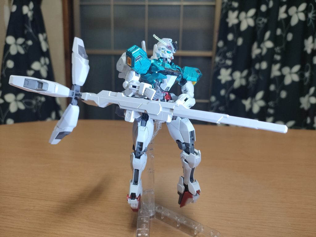 バリアブルロッドライフル構え。爪先が高機動モードになり、ライフル後部もブースト展開である。