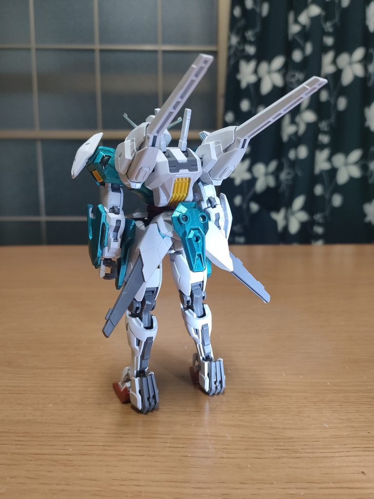 バック・エスカッシャン配置。腰部灰色二基は外れ易いです。