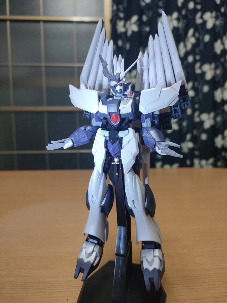 バックパックをダブルフィンファンネル装備に。シンメトリーな後背にそこそこの威圧感がある。