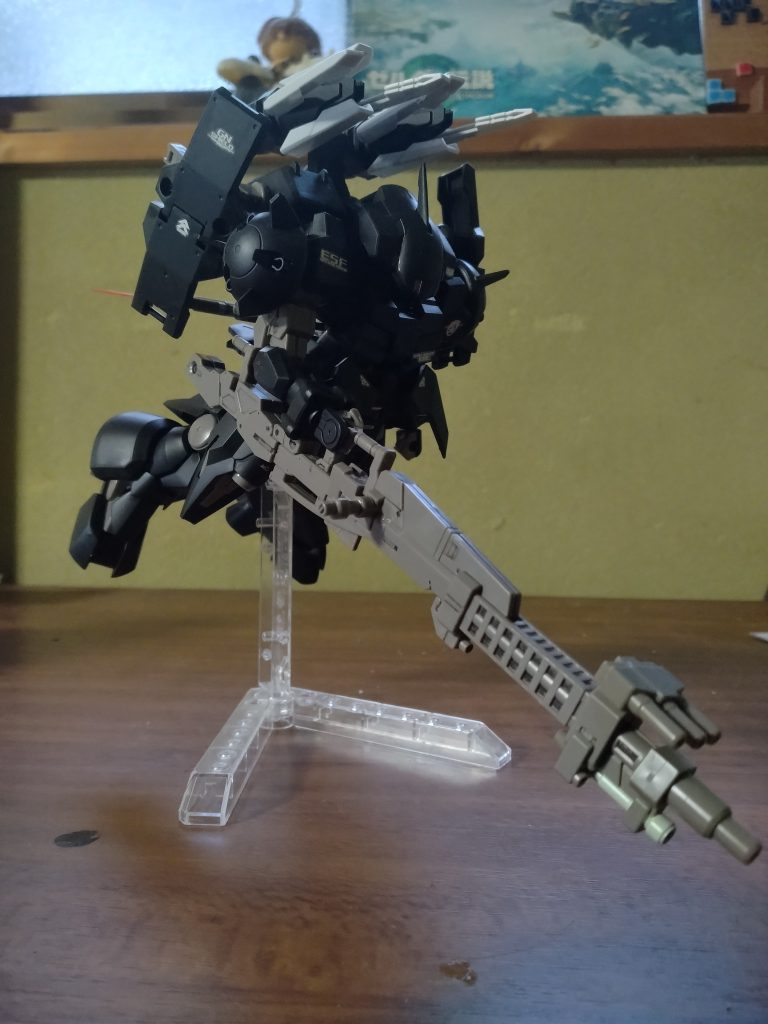 オーガ刃-XとストライカージンクスにAGE-Ⅱマグナムのウエポンキットのパーツを使ってミキシングしました。個人的にまんま使ったGNスマートガンが重装化したことでより映えるようになったので気に入っています。